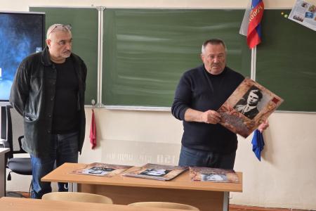 В рамках подготовки к 80-летию Великой Победы коммунисты Херсонщины дали старт патриотическим урокам «Копия Знамени Победы»