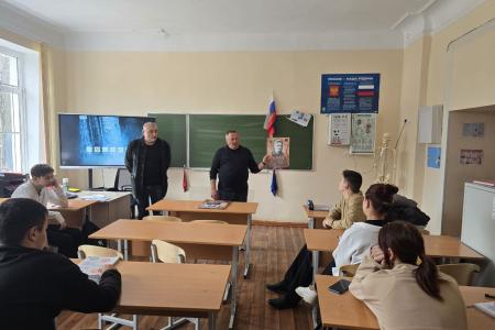 В рамках подготовки к 80-летию Великой Победы коммунисты Херсонщины дали старт патриотическим урокам «Копия Знамени Победы»