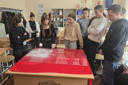 В рамках подготовки к 80-летию Великой Победы коммунисты Херсонщины дали старт патриотическим урокам «Копия Знамени Победы»