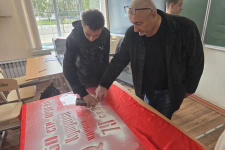 В рамках подготовки к 80-летию Великой Победы коммунисты Херсонщины дали старт патриотическим урокам «Копия Знамени Победы»