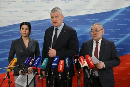 А.В. Куринный, М.Н. Прусакова и П.Р. Аммосов выступили перед журналистами в Госдуме