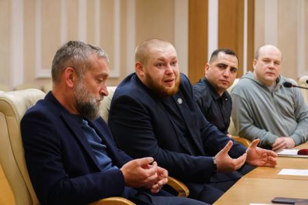 За спиной — фронт, в сердце — люди: волонтёрам Свердловской области вручили знаки «За заслуги в волонтерской деятельности»