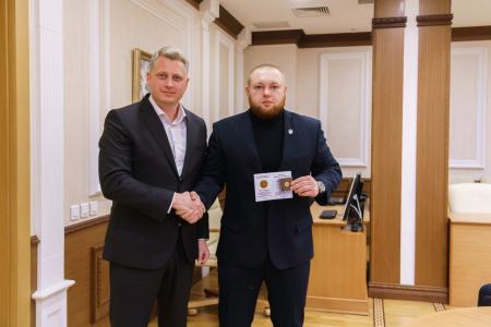 За спиной — фронт, в сердце — люди: волонтёрам Свердловской области вручили знаки «За заслуги в волонтерской деятельности»