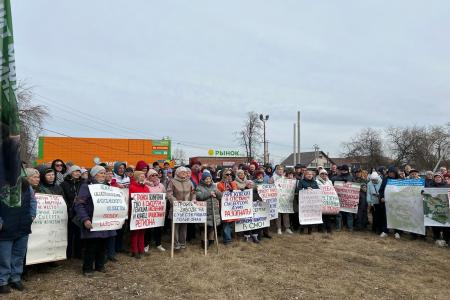 Свердловские коммунисты вместе с жителями Сысерти вышли на акцию протеста против строительства мусорного полигона