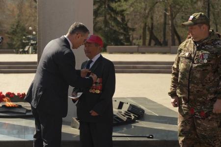 16 апреля в Оренбурге развернули Знамя Победы площадью 200 кв. метров