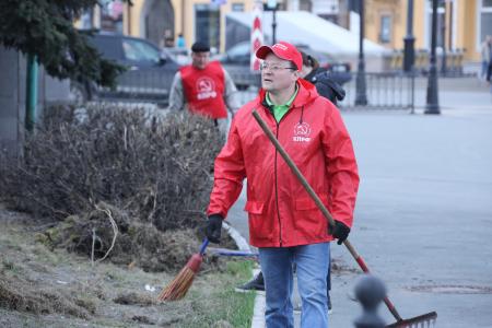 В Омске отметили праздник субботником