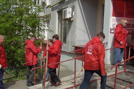 Саратовские коммунисты продолжают славную традицию Ленинских субботников