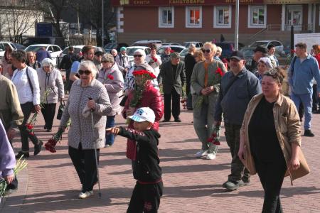 Ленинские дни в Свердловской области. Жители города Ревды несут цветы на руины памятника В.И. Ленину, ранее снесенного злобствующими антисоветчиками