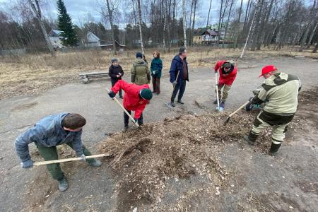 Костромские коммунисты провели субботник в ландшафтном парке «Заволжье»