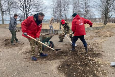 Костромские коммунисты провели субботник в ландшафтном парке «Заволжье»
