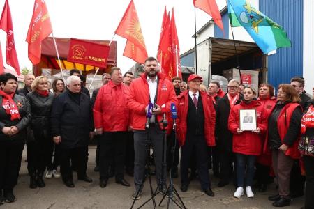 Вырвать с корнем фашизм и бандеровщину на Украине! Коммунисты из Москвы приняли активное участие в отправке гуманитарного груза на Донбасс