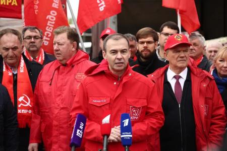 Вырвать с корнем фашизм и бандеровщину на Украине! Коммунисты из Москвы приняли активное участие в отправке гуманитарного груза на Донбасс