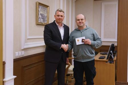 За спиной — фронт, в сердце — люди: волонтёрам Свердловской области вручили знаки «За заслуги в волонтерской деятельности»
