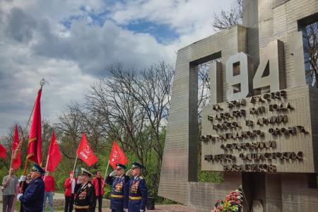 Гигантскую копию Знамени Победы развернули в Ельце и Липецке