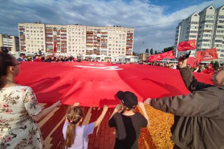 Гигантскую копию Знамени Победы развернули в Ельце и Липецке