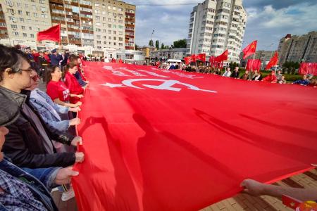 Гигантскую копию Знамени Победы развернули в Ельце и Липецке