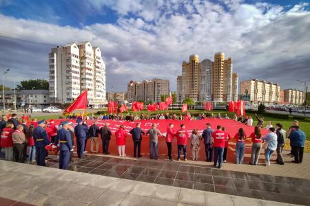 Гигантскую копию Знамени Победы развернули в Ельце и Липецке