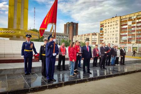 Гигантскую копию Знамени Победы развернули в Ельце и Липецке