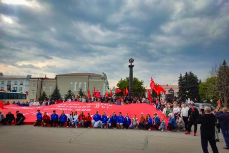 Гигантскую копию Знамени Победы развернули в Ельце и Липецке