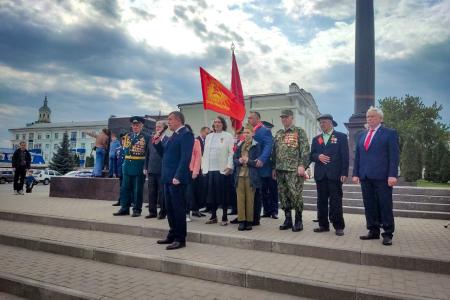 Гигантскую копию Знамени Победы развернули в Ельце и Липецке