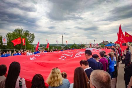 Гигантскую копию Знамени Победы развернули в Ельце и Липецке