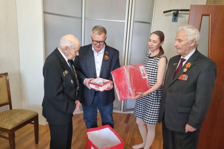 Руководитель фракции КПРФ в Мособлдуме Александр Наумов поздравил с 80-летием Победы ветеранов Великой Отечественной войны в Ленинском городском округе
