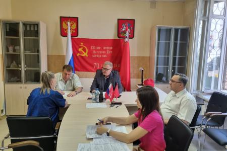 Руководитель фракции КПРФ в Мособлдуме Александр Наумов во время приема жителей оказал помощь малоимущим гражданам