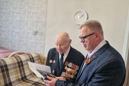 Руководитель фракции КПРФ в Мособлдуме Александр Наумов поздравил с 80-летием Победы ветеранов Великой Отечественной войны в Ленинском городском округе