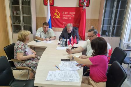Руководитель фракции КПРФ в Мособлдуме Александр Наумов во время приема жителей оказал помощь малоимущим гражданам