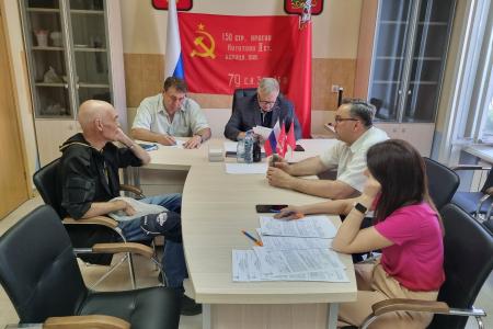 Руководитель фракции КПРФ в Мособлдуме Александр Наумов во время приема жителей оказал помощь малоимущим гражданам