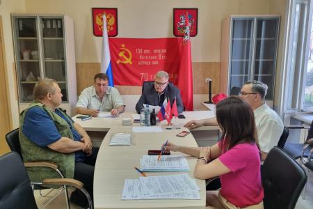 Руководитель фракции КПРФ в Мособлдуме Александр Наумов во время приема жителей оказал помощь малоимущим гражданам