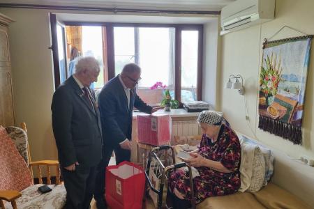 Руководитель фракции КПРФ в Мособлдуме Александр Наумов поздравил с 80-летием Победы ветеранов Великой Отечественной войны в Ленинском городском округе