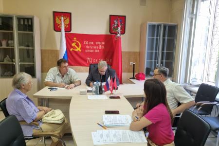 Руководитель фракции КПРФ в Мособлдуме Александр Наумов во время приема жителей оказал помощь малоимущим гражданам