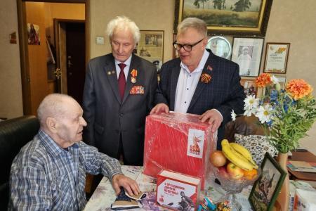 Руководитель фракции КПРФ в Мособлдуме Александр Наумов поздравил с 80-летием Победы ветеранов Великой Отечественной войны в Ленинском городском округе
