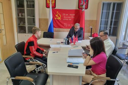 Руководитель фракции КПРФ в Мособлдуме Александр Наумов во время приема жителей оказал помощь малоимущим гражданам