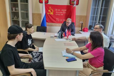 Руководитель фракции КПРФ в Мособлдуме Александр Наумов во время приема жителей оказал помощь малоимущим гражданам