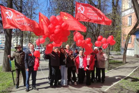 Новгородские коммунисты проводят первомайские акции