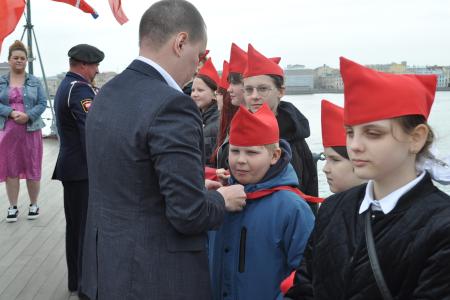 В городе Ленина на крейсере Революции приняли новых пионеров