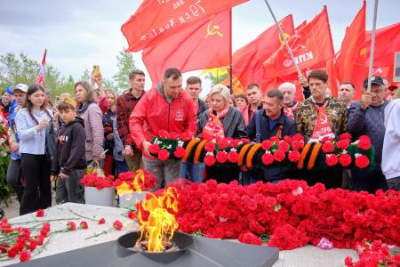 Память, объединяющая поколения: Красноярск отметил День Победы с красными знамёнами в сердце
