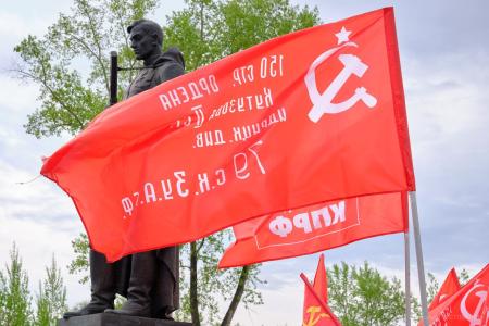 Память, объединяющая поколения: Красноярск отметил День Победы с красными знамёнами в сердце