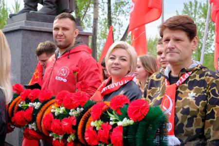 Память, объединяющая поколения: Красноярск отметил День Победы с красными знамёнами в сердце