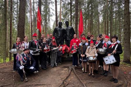 КПРФ организовала для ленинградских пионеров поездку в музей-заповедник «Ялкала»