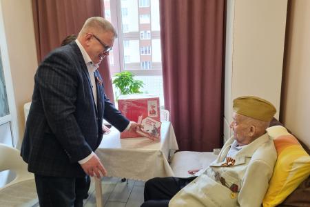 Руководитель фракции КПРФ в Мособлдуме Александр Наумов поздравил с 80-летием Победы ветеранов Великой Отечественной войны в Ленинском городском округе