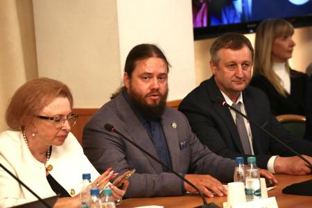 Олег Лебедев провёл в Государственной Думе круглый стол, посвященный продовольственной безопасности, развитию пчеловодства и охране окружающей среды