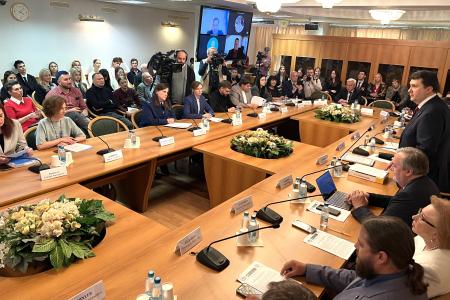 Олег Лебедев провёл в Государственной Думе круглый стол, посвященный продовольственной безопасности, развитию пчеловодства и охране окружающей среды