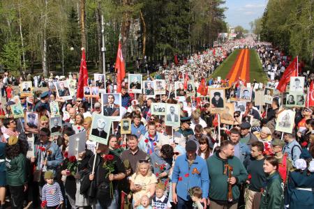 Томские коммунисты приняли участие в шествии в честь Дня Победы