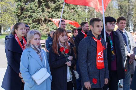 КПРФ в Ижевске провела торжественное возложение цветов в честь 1 мая