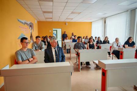 Владимир Дзержинский, помощник депутата Госдумы от КПРФ Владислава Егорова, провел урок мужества в школе №17 Северодонецка