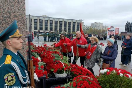Коммунисты Ленинграда отметили День Победы в районах города