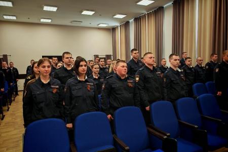 Владимир Дзержинский, помощник депутата Госдумы от КПРФ Владислава Егорова, провел занятие в Волгоградском филиале академии полиции в Мариуполе